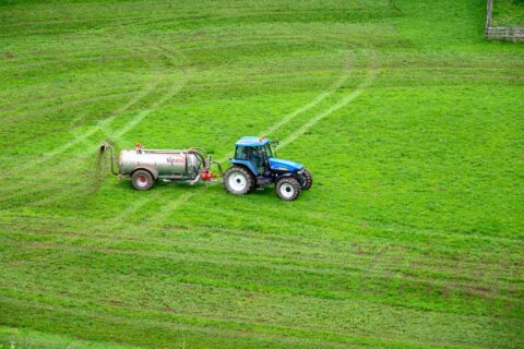 220111 - Splann ! Agriculteur fertilisant son pré Crédits Etienne Girardet by Unsplash