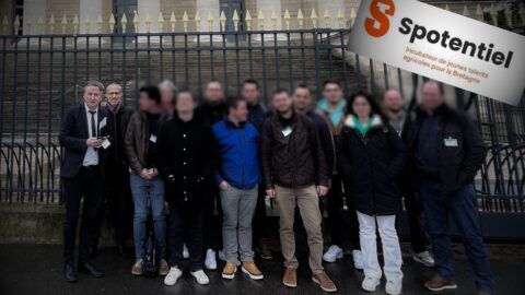 La promotion 2024 de Spotentiel pose devant l'Assemblée nationale avec le député Renaissance de Brest Didier Le Gac et le lobbyiste des industriels de la viande Hervé Le Prince.