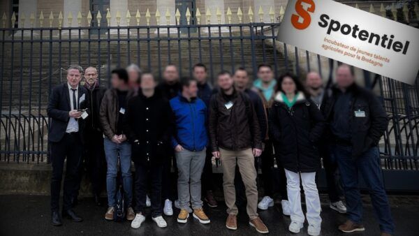 La promotion 2024 de Spotentiel pose devant l'Assemblée nationale avec le député Renaissance de Brest Didier Le Gac et le lobbyiste des industriels de la viande Hervé Le Prince.