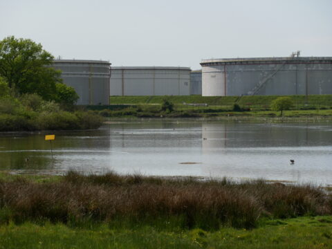 Situés tout près des premières habitations, certains réservoirs de carburants sont une menace pour les riverains, comme l'a montré la fuite du réservoir P551 le 21 décembre 2022. Crédits : Samy Archimède.