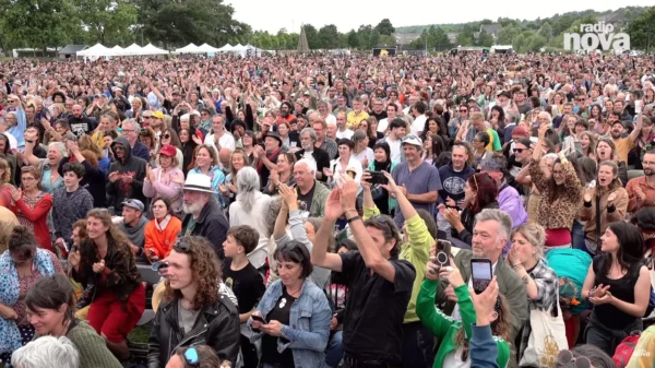 Les journalistes de « Splann ! » décortiquent le système agro-industriel devant 5.000 personnes, au micro de Guillaume Meurice, à Landerneau